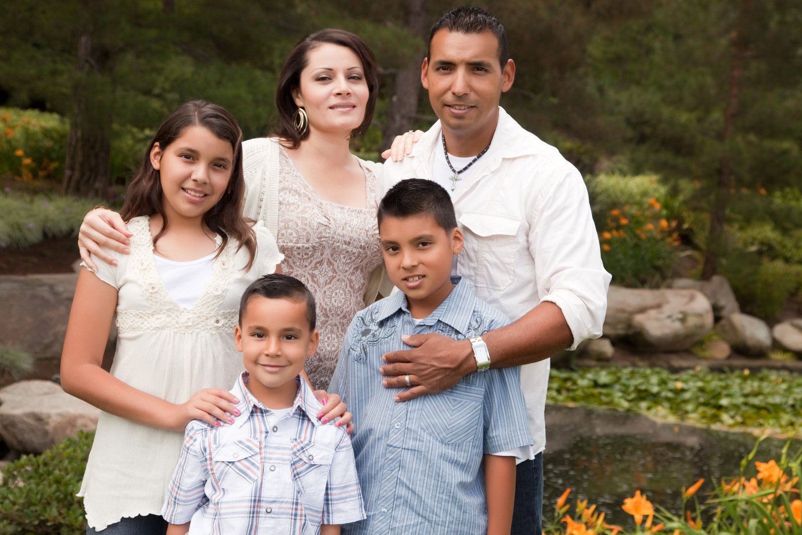 Familia refugiada revisando documentos en casa